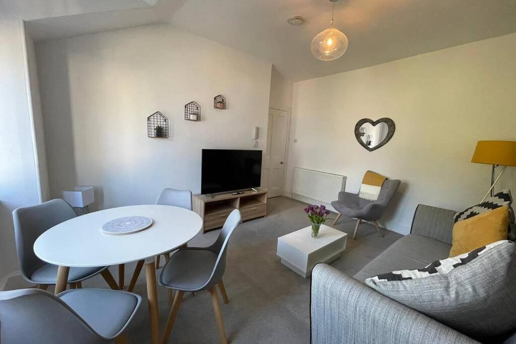 No 10 Immaculate City Centre, Top Floor 2 Bed Flat With Free Parking Inverness Buitenkant foto